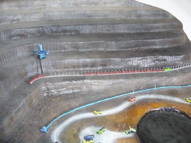 Model povrchového dolu v měřítku 1:500 pro výstavu hornictví.