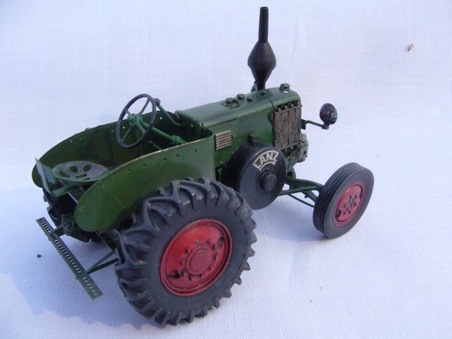  Model Lanz Bulldog v měřítku 1/35 stavěno pro soukromého zběratele.